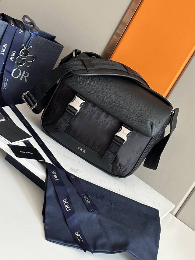 顶级原单 这款 Dior Explorer 手袋搭配肩带 是本季新品 灵感源自经典的信使包元素 重新诠释 Dior 男士滑雪限定系列的经典设计 采用黑色尼龙精心