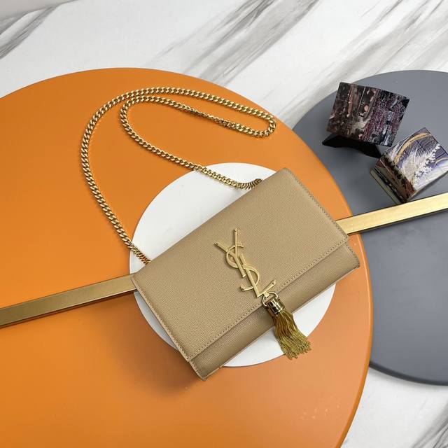 原单 杏色 金扣 Kate 最经典的款式最实用的这个系列最核心的设计便是y家 Logo 当年yves Saint Laurent先生邀请海报艺术家cassand