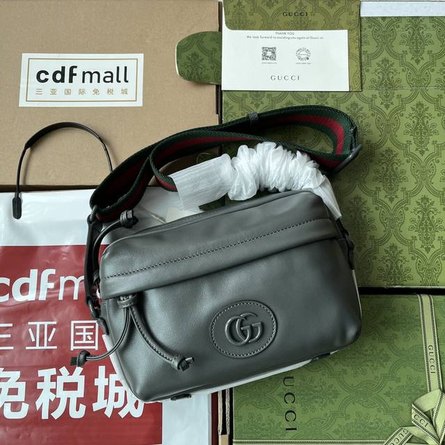 原厂皮配 Cdfmall三亚免税店手提袋 Gucci同色系双g肩背包 在既往的系列中 同色系配件曾用于装点小皮件单品 而本系列的行李箱也运用了这种配件 珐琅细节