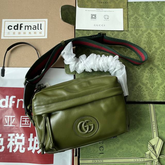 原厂皮配 Cdfmall三亚免税店手提袋 Gucci同色系双g肩背包 在既往的系列中 同色系配件曾用于装点小皮件单品 而本系列的行李箱也运用了这种配件 珐琅细节