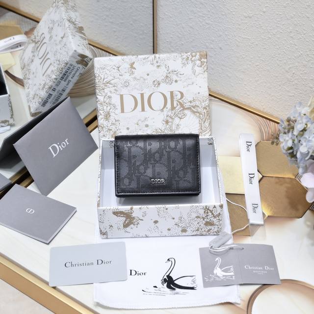 专柜正品有售 顶级原单质量 配图片盒子 升级版零钱包 型号 A136 镂空牛皮 Dior Obliquesaddle零钱包非常有辨识度的马鞍形状已经成为了d家的