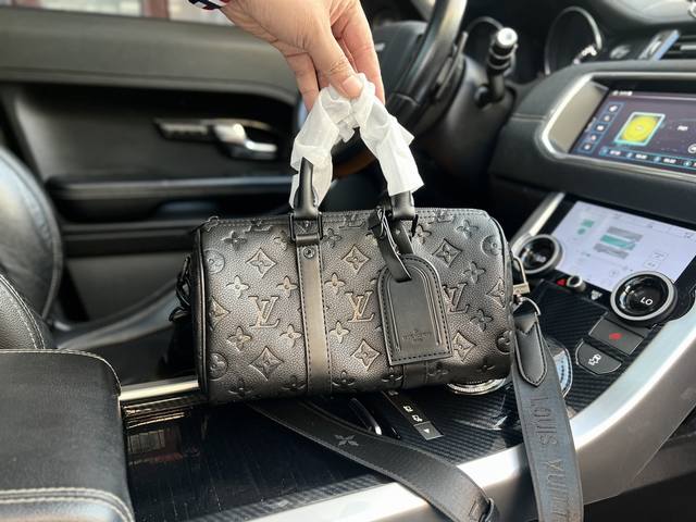 高端货 新款 Louis Vuitton 单肩包 M20 Keepall 25 品牌老花压纹可调节可拆 卸肩带牛皮 手提单肩斜挎包 常规 男款黑色 尺寸 25