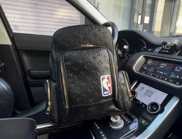 高端货 新款 Louis Vuitton 双肩包 M 45581 X Nba New 书包双肩包 皮革书包背包双肩包 男款棕色 尺寸45 24 19Cm