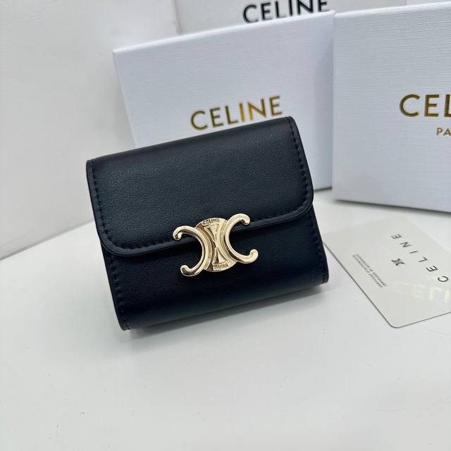 Celine 16332颜色 黑色尺寸 11x10x5 新款凯旋门2 件套 Celine短式钱包非常炫美的一个系列 专柜同步 采用头层牛皮 精致时尚