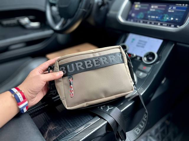 高端货新款 Burberry 巴宝莉 单肩包进口印花简约涤纶单肩斜挎包 男款 浅灰色 规格22 5x14 5x8 2Cm配 折叠礼盒