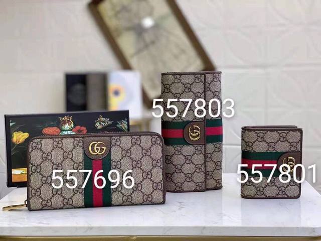 Guccl 颜色 咖啡尺寸 19X11 Gucci 专柜最新款出货 采用里外头层小牛皮 做工精致 超多卡位 超薄款设计 携带方便