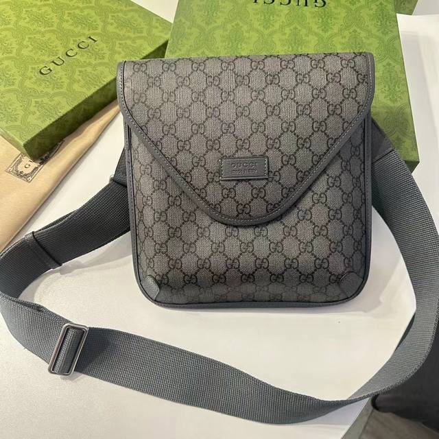 Gucci 古奇中号信使包是gg Supreme系列复古皮革配件系列的一部分 其特色是椭圆形皮革标签和金属猫头 这是众议院现已制定的代码 纤巧的设计带有磁性翻盖