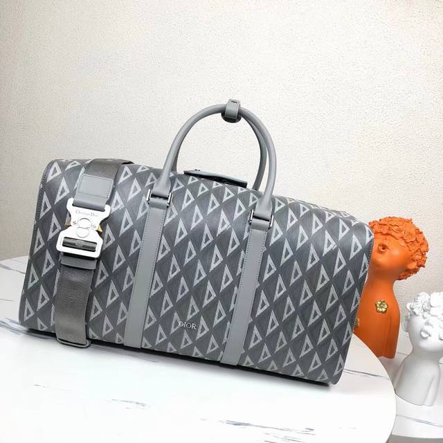 这款 Dior Lingot 50 行李袋是 Dior 全新的经典单品 实用而优雅 采用迪奥灰 Cd Diamond 图案帆布精心制作 从 Dior 档案汲取灵