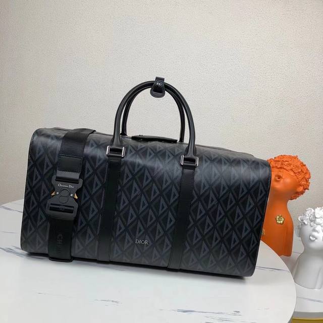 这款 Dior Lingot 50 行李袋是 Dior 全新的经典单品 实用而优雅 采用黑色 Cd Diamond 图案帆布精心制作 从 Dior 档案汲取灵感