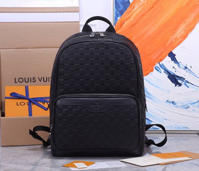 顶级原单品质型号 N40094Campus 双肩包本款 Campus 双肩包的 Damier Infini 牛皮呈现银色光泽 品牌经典 Damier 棋盘格以压