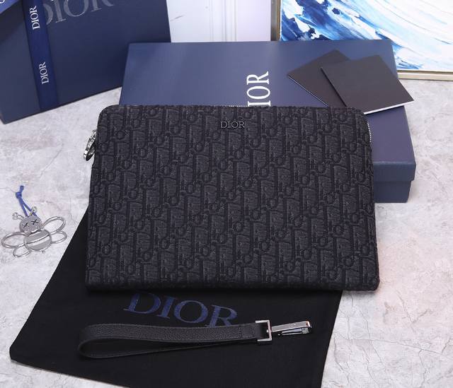 顶级原单质量 Dior迪奥oblique手拿包 配专柜正品黑盒 型号 2Obca2510米色和黑色 Oblique 印花外部饰以金属覆层黄铜镌刻的 Dior 标