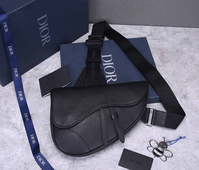 原单品质 Dior马鞍包新色-纯黑色皮男款的saddle Bag新任设计师kim Jones首次操刀设计的第一季度 马鞍包的背带扣绝对是亮点 朋克感十足的科幻感