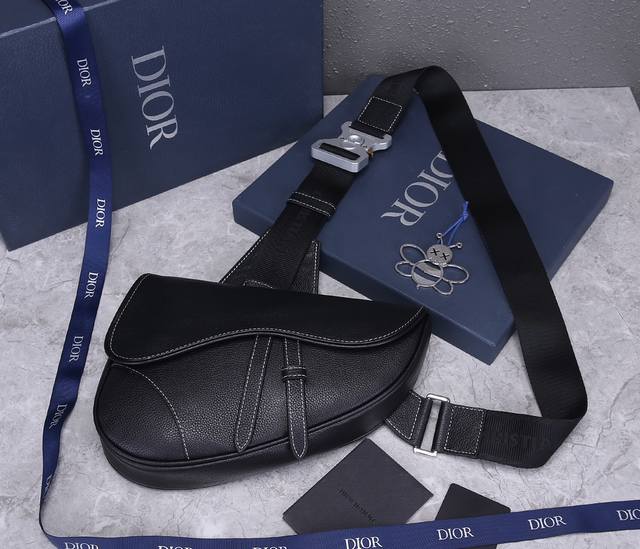 原单品质 Dior马鞍包新色-纯黑色皮男款的saddle Bag新任设计师kim Jones首次操刀设计的第一季度 马鞍包的背带扣绝对是亮点 朋克感十足的科幻感
