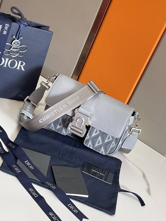 顶级原单 这款 Dior Hit The Road 手袋搭配肩带 是本季新品 将现代风格与 Dior 的高订精神融为一体 采用灰色 Cd Diamond 图案帆