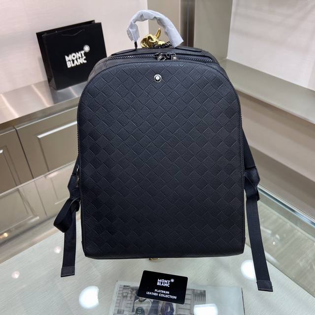 新品 Montblanc Lnternational 万宝龙 最新款双肩包 原版品质 不但包型做得好 而且品质也非常精细 采用进口牛皮 款式简单大方型号 : 5