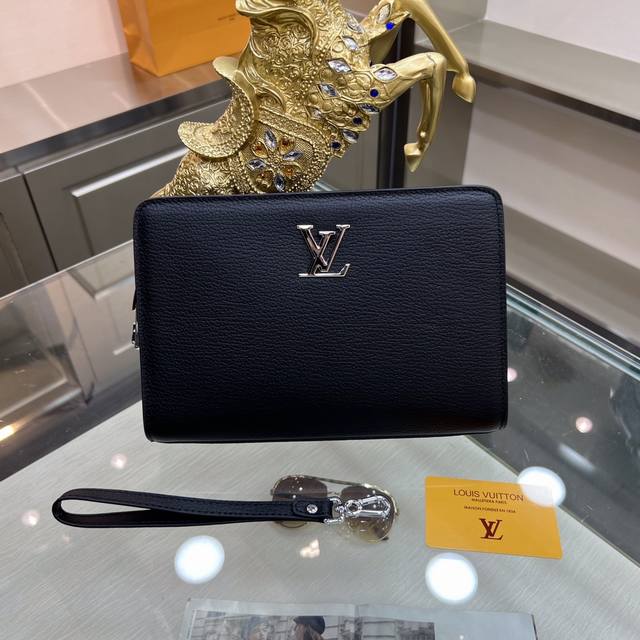 新品 Louis Vuitton 路易威登 最新手拿包 不但包型做得好 而且品质也非常精细 采用进口摔纹皮 半定型设计 五金配套 款式简单大方型号 : 2051