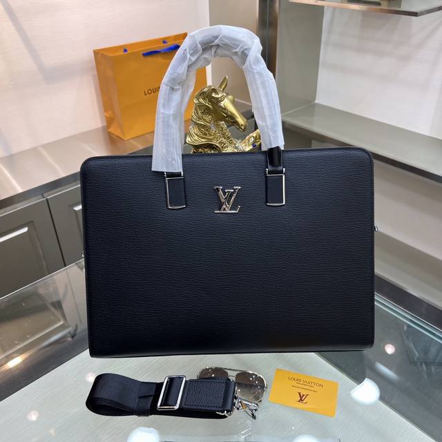 新品 Louis Vuitton 路易威登 最新公文包 不但包型做得好 而且品质也非常精细 采用进口摔纹皮 半定型设计 五金配套 款式简单大方型号 : 2051