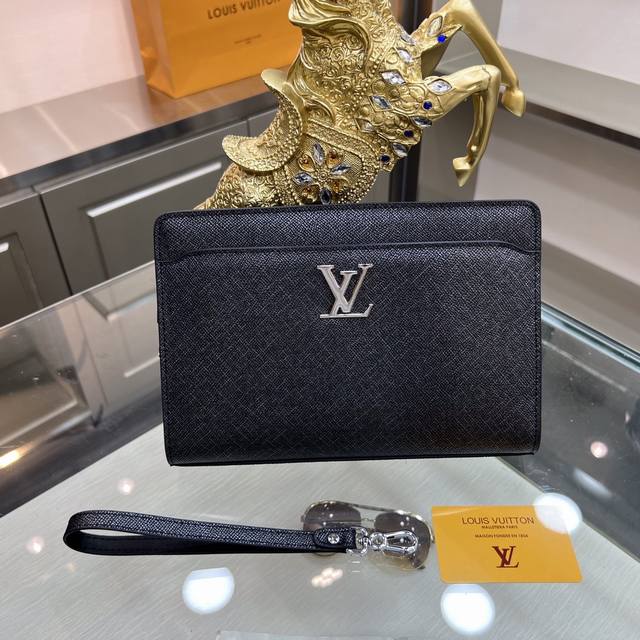 新品 Louis Vuitton 路易威登 最新手拿包 不但包型做得好 而且品质也非常精细 采用进口牛皮制作 五金配套带密码锁 款式简单大方型号 : 66343