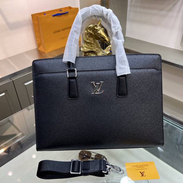 新品 Louis Vuitton 路易威登 最新公文包 不但包型做得好 而且品质也非常精细 采用进口牛皮制作 五金配套带密码锁 款式简单大方型号 : 66343
