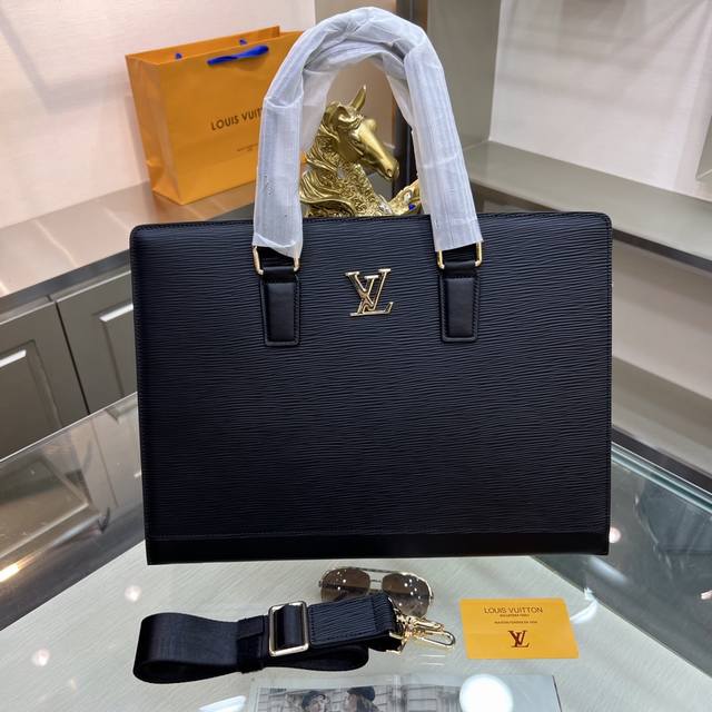 新品 Louis Vuitton 路易威登 最新公文包 不但包型做得好 而且品质也非常精细 采用进口水波纹牛皮 半定型设计 五金配套 款式简单大方型号 : 21