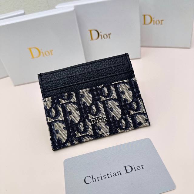 Dior D43颜色 黑色 尺寸 10*7.5Dior 专柜同步最新款出货 采用里外头层小牛皮 做工精致 超多卡位 超薄款设计 携带方便