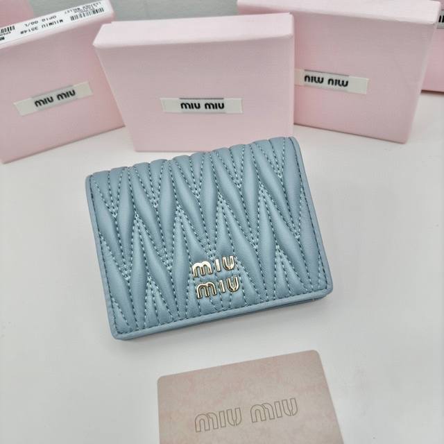 Miumiu 3513颜色 粉色 蓝色尺寸 11.5*10*3Miumiu专柜最新款 专柜爆款热力来袭 经典提花压纹设计 釆用顶级进口小羊皮 皮质细腻柔软 做工