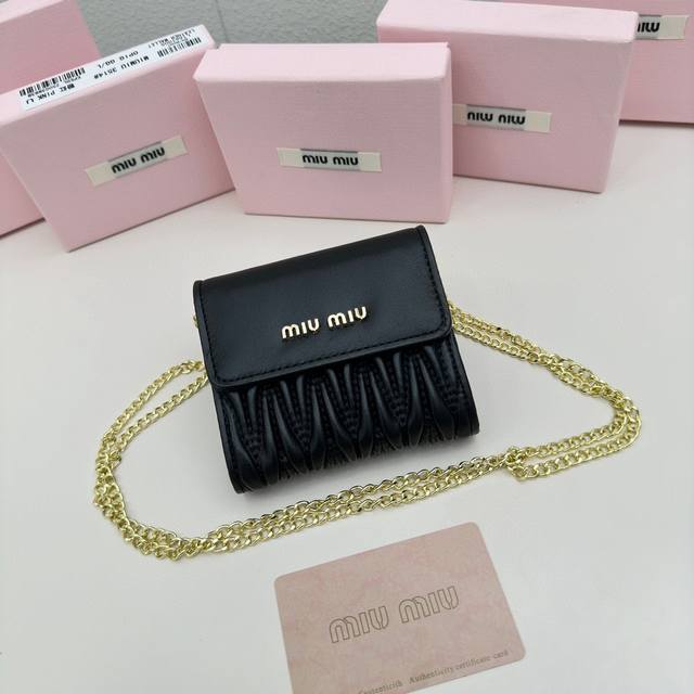 Miumiu 3512颜色 黑色 粉色 蓝色尺寸 11*8.5Miumiu专柜最新款 专柜爆款热力来袭 经典提花压纹设计 釆用顶级进口小羊皮 皮质细腻柔软 做工