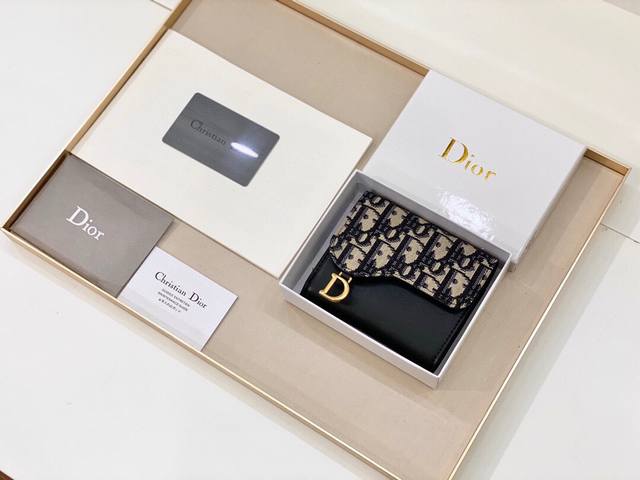 Dior 8015颜色 黑色 尺寸 10*8.5*2.5Dior 专柜2021春款火爆登场 采用进口pvc配小牛皮 做工精致 媲美专柜 多功能小钱包 超级实用