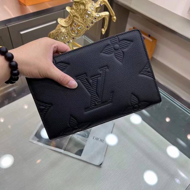 颜色 黑尺寸 27X17型号 6696Louis Vuitton 路易威登 手拿包 不但包型做得好 而且品质也非常精细 采用进口牛皮压花制作 五金配套带密码锁