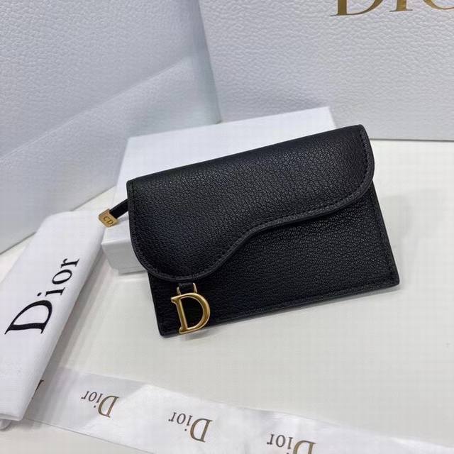 Dior 2382颜色 黑色 粉色尺寸 13*8.5*2.5Dior 专柜最新款出货 D家新款马鞍小卡包出货 小小一只 能放十几张卡和几张现金 对于现在人来说足