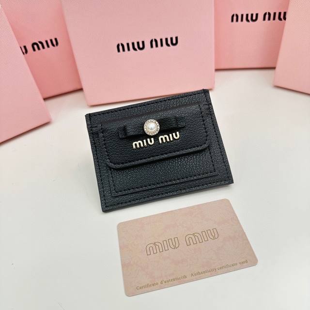Miumiu 5237颜色 黑色 粉色 蓝色尺寸 11*8.5Miumiu专柜最新款火爆登场 采用头层牛皮 做工精致 媲美专柜 多功能小钱包 超级精致时尚