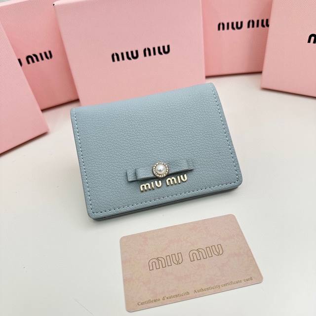 Miumiu 5236颜色 黑色 粉色 蓝色尺寸 11.5*10*3Miumiu专柜最新款火爆登场 采用头层牛皮 做工精致 媲美专柜 多功能小钱包 超级精致时尚