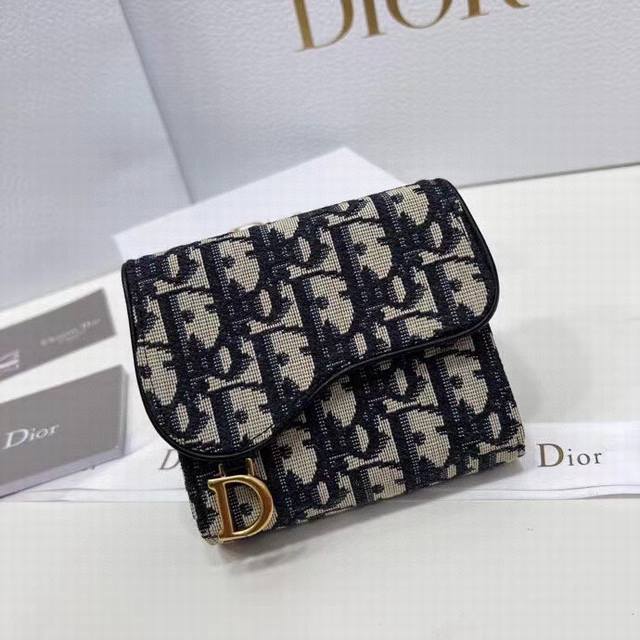 Dior 2381颜色 黑尺寸 11*10*2专柜秋冬新款火爆登场 采用头层牛皮 做工精致 媲美专柜 多功能小卡包 超级实用
