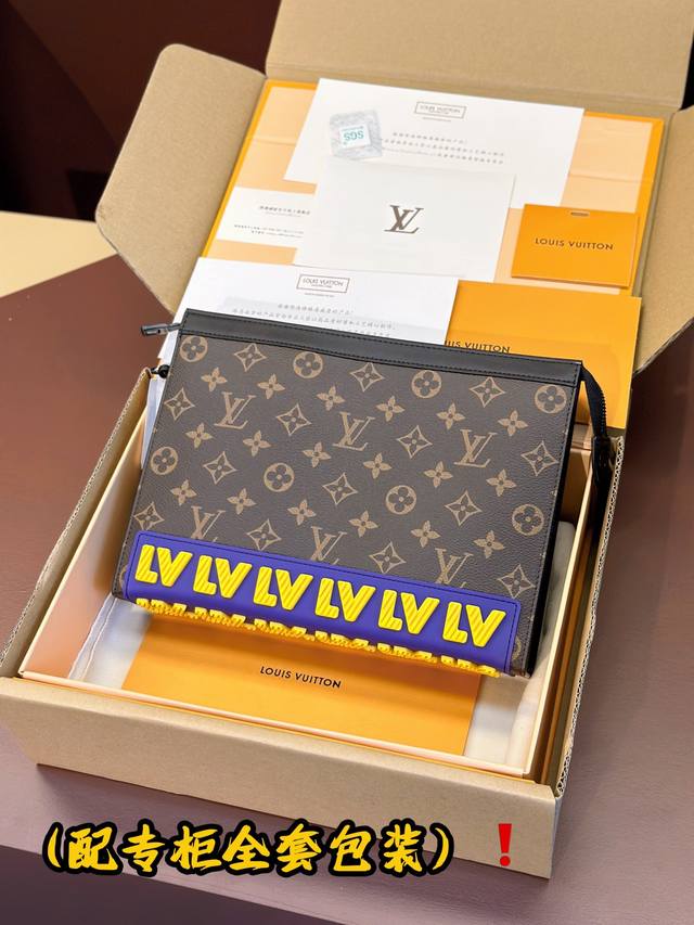 顶级原单pochette Voyage 中号手袋 M80792 字母 Monogram Eclipse帆布裁制而成 此款以乳胶 Lv 字母宣告 Lv Rubbe