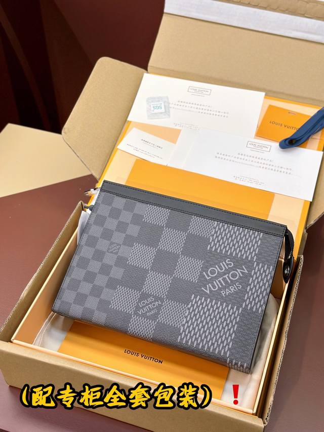 顶级原单pochette Voyage 中号手袋 N60444 本款 Pochette Voyage 手拿包选取 Damier Graphite 3D 帆布 展