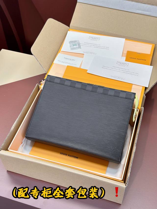 顶级原单pochette Voyage 中号手袋 M67899 黑色 此款由epi皮革与monogram帆布裁制而成的pochette Voyage中号手袋是对