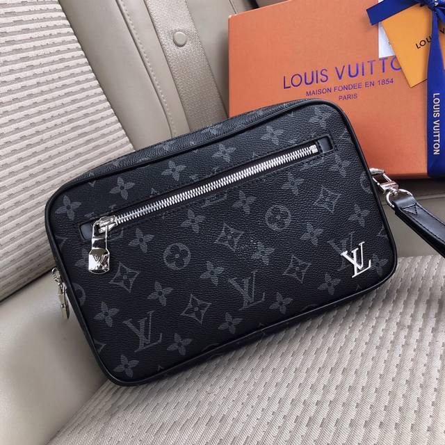 Lv 30441 相机手拿包 配盒子发票 作为春夏季前预展系列新品 Alpha邮差包采用monogram Galaxy帆布面料 小巧有型 空间容量大 适合手拿