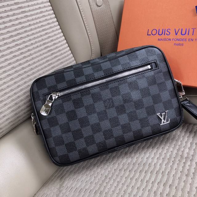 Lv 30441 相机手拿包 配盒子发票 作为春夏季前预展系列新品 Alpha邮差包采用monogram Galaxy帆布面料 小巧有型 空间容量大 适合手拿