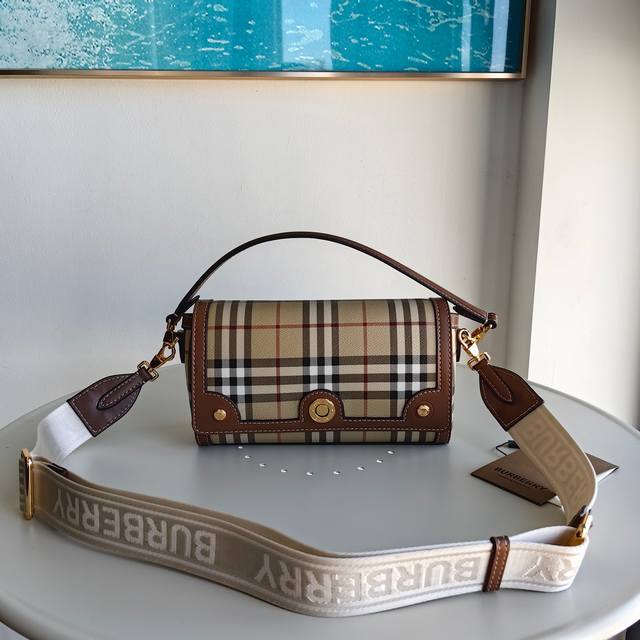 巴宝莉 Burberry 新款复古格紋小包 上身真的絕了手提柄和寬肩帶不同的搭配设计灵感源自品牌典藏档案库 装饰 Burberry 格纹 搭配镌刻徽标的按扣 2