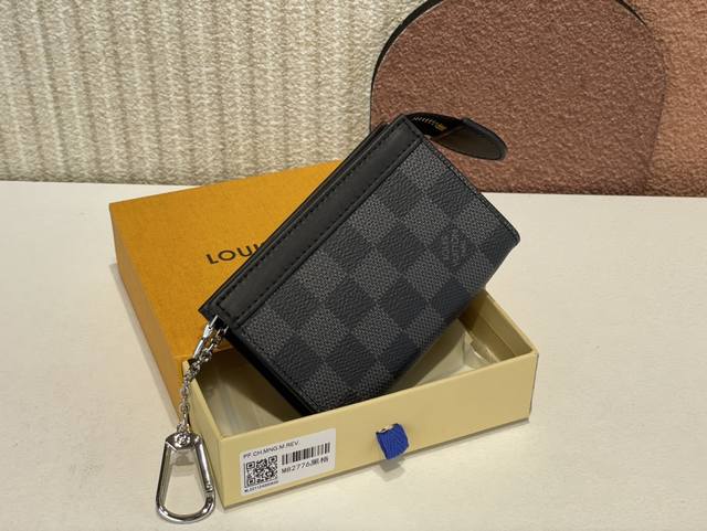 顶级原单复刻独家实拍m82776黑格 Monogram Eclipse帆布上装饰了牛皮皮革的 Pochette Cre Voyage 可以安全收纳硬币 折叠纸币