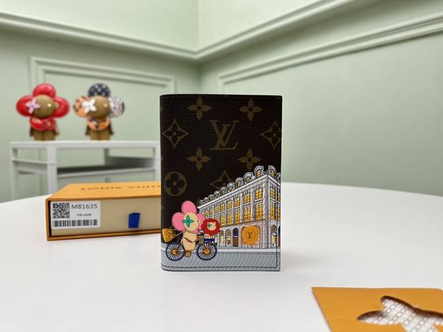 顶级原单 M81 Vivienne Holidays 2022 系列护照套赞颂路易威登的旅行精神 限定印花捕捉吉祥物 Vivienne 到达旺多姆广场精品店的一