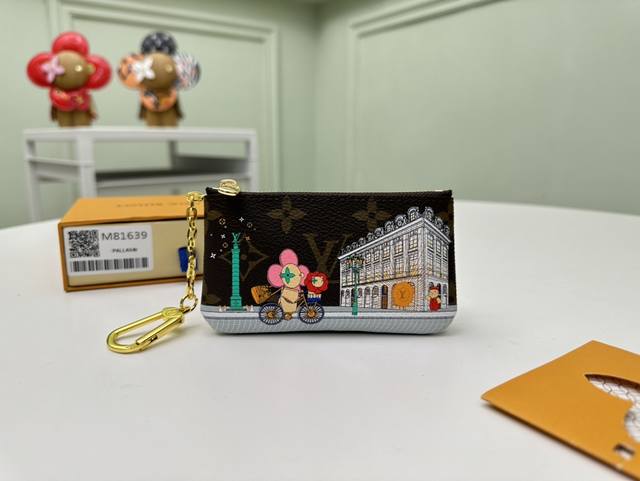 顶级原单 M81639Vivienne Holidays 2022 系列推出限定款钥匙包 描绘路易威登吉祥物 Vivienne 游览巴黎旺多姆广场的精品店之景