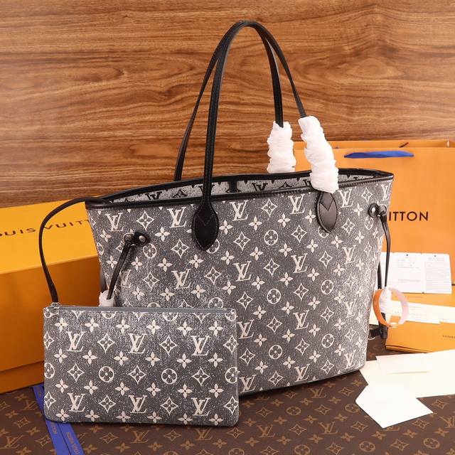 M21 本款 Neverfull 中号手袋取材 Monogram 提花丹宁布 展现 2023 Cruise 早春秀场对经典元素的崭新诠释 粗粝砂洗效果展露摩登风