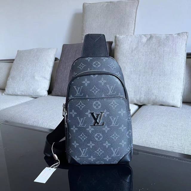 精品 Lv胸包 型号 28996 尺寸 18-3 专柜新款重金打版复刻原版皮复刻皮质超级柔软超大容量定制专柜原版五金顺滑拉链完美工艺拒绝偷工减料 质量超赞