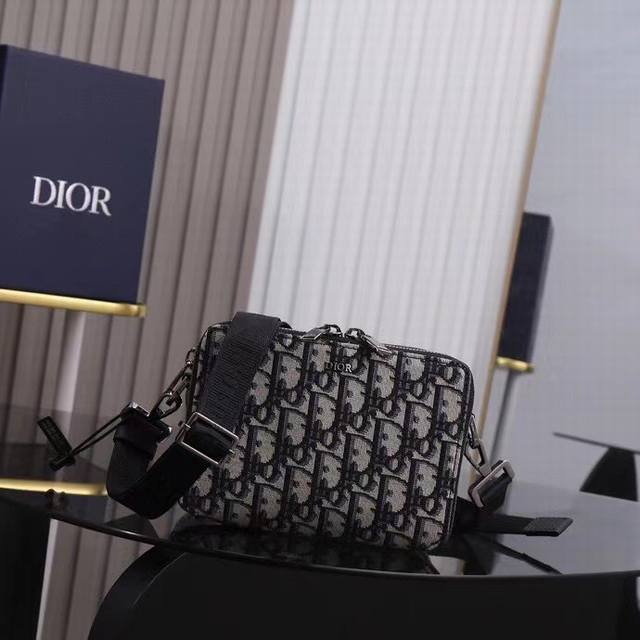 市场最高版本 欢迎对比 点击长按翻译 Dior Oblique : 2Obbc119Yse_H05E 1967 Dior Oblique Christian D