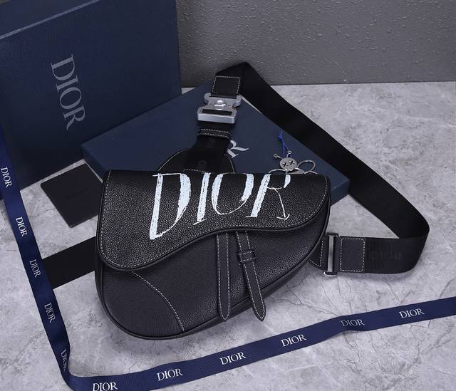 Dior 新字母黑 首批出 Dior 2019 Pre-Fall早春新款saddle Bag 男款的saddle Bag强势推 Dior 新任设计师kim Jo
