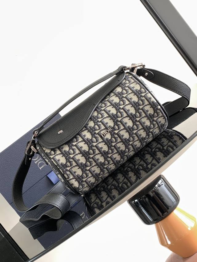 特价 这款 Roller 手袋附有肩带 将优雅的风格与实用的设计融为一体 打造全新版本 采用米色和黑色 Oblique 印花面料精心制作 饰以 Dior 标志