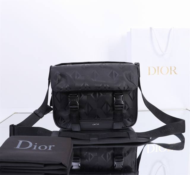 Dior Explorer 信使包 黑色尼龙 Cd Diamond Mirage Ski Capsule 图案 这款 Dior Explorer 信使包从经典设