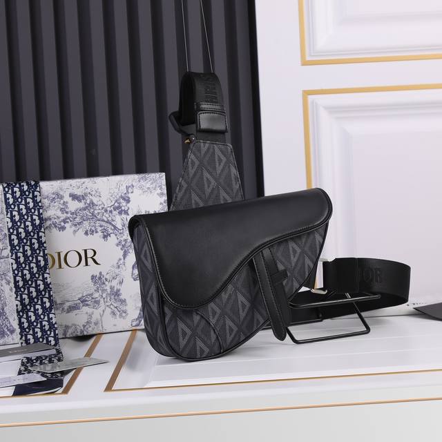 配原版盒子 Dior Homme 2022 Pre-Fall 早春系列saddle马鞍包 强势推出 Dior新任设计师kim Jones首次操刀设计的第一季度