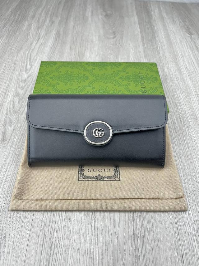 配绿盒包装 经典双g元素以迷你尺寸呈现于迷你g G系列各式全新supreme帆布巧妙融为一体 品牌标识为款黑色皮革 钯金色调配件 云纹织物衬里 内 十二个卡片隔